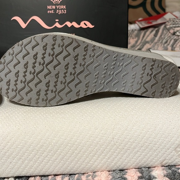 Nina sandals with rhinestones on bow silver color comes with original box - Picture 5 of 8